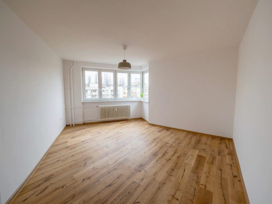Sold with our team! Ready to move newly renovated 2-room apartment next to Schloss Charlottenburg - Bild
