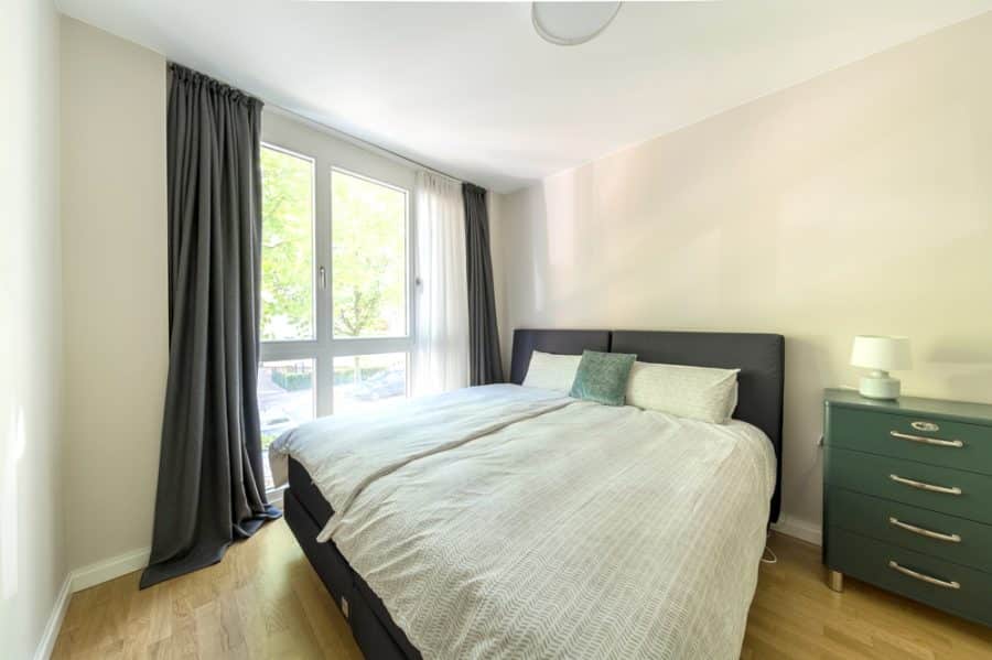 For rent! At Barbarossaplatz: High-quality 3-room fully furnished new-build apartment with balcony & two bathrooms - Bild