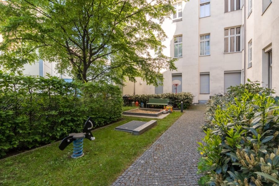 For rent! At Barbarossaplatz: High-quality 3-room fully furnished new-build apartment with balcony & two bathrooms - Bild
