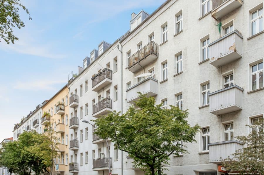 Neulich verkauft! Bezugsfrei! 2-Zimmer Altbauwohnung mit Balkon nahe Volkspark Friedrichshain - Bild