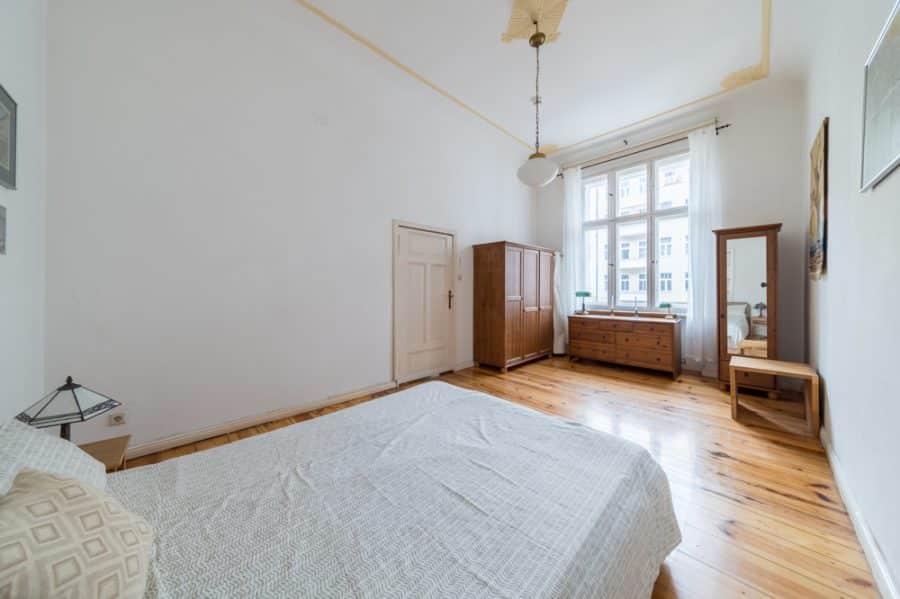 Ideal family home! Ready to move 5-room Altbau apartment with balcony in heart of Charlottenburg - Bild