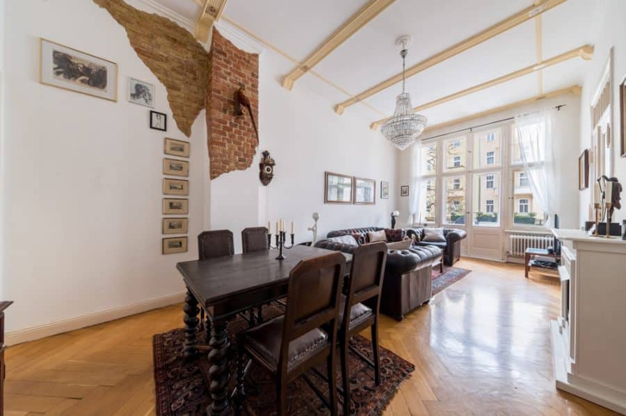 Ideal family home! Ready to move 5-room Altbau apartment with balcony in heart of Charlottenburg - Cover photo