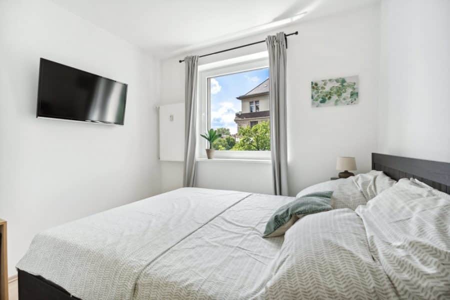 Sold with our team: Ready to move next to Ku'damm! 2-room apartment with south-facing balcony right on Olivaerplatz - Bild